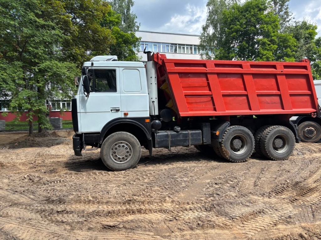 Самосвал МАЗ 20 тонн — вид сбоку