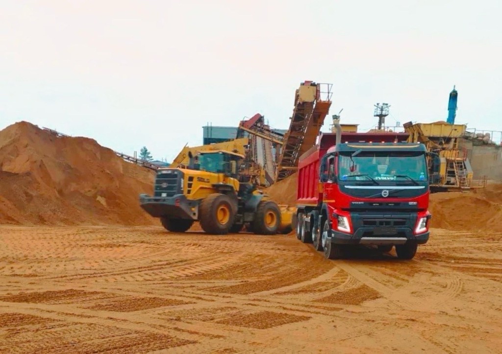 Volvo 30 т на песковом карьере